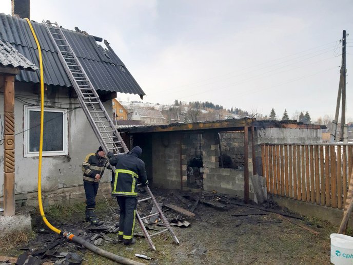 На Рахівщині горів будинок. Господарі перебувають за кордоном, а пожежу помітили сусіди – 01