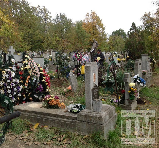 Мукачівці масово йдуть на могили рідних і близьких (ФОТО) – 04