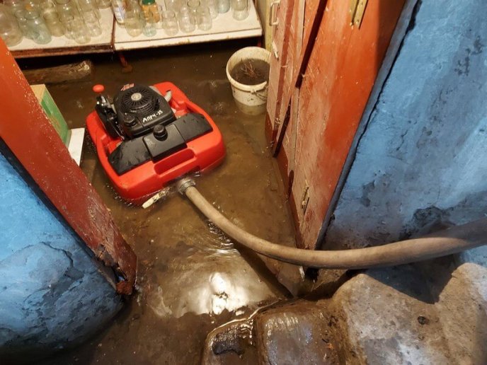 Підтоплені дворогосподарства та села без світла: рятувальники ліквідовують наслідки негоди – 05