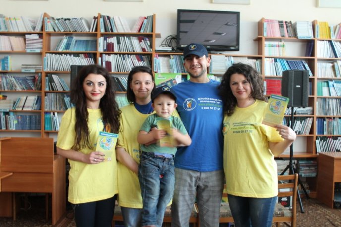 У Закарпатськй обласній бібліотеці ужгородці танцювали під "Круглий звук" – 09