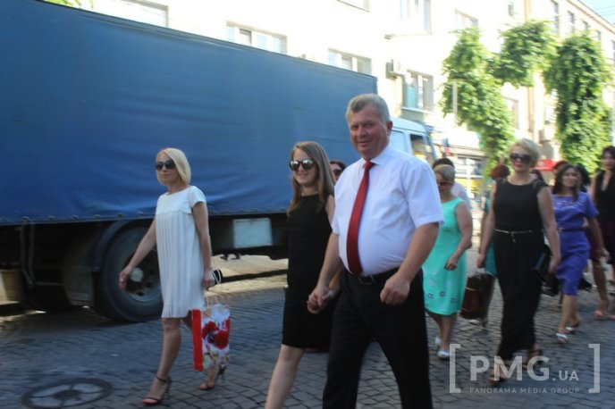 У Мукачеві стартував парад випускників – 18