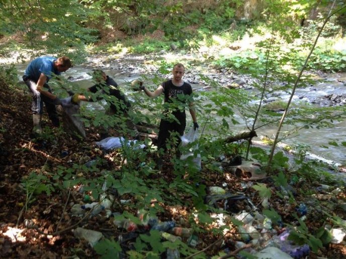 Волонтери очистили від сміття околиці села Косівська Поляна – 03