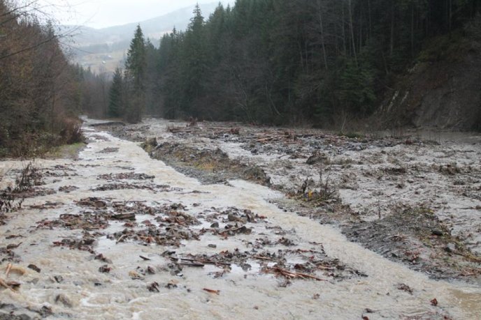 На Рахівщині селевий потік змив дорогу на Драгобрат – 11