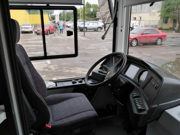 В Ужгороді новий автобус не зміг проїхати під залізничним мостом – 06