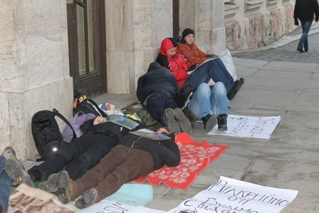 В Ужгороді активісти Євромайдану влаштували лежачий страйк перед будівлею ОДА (ФОТО) – 03