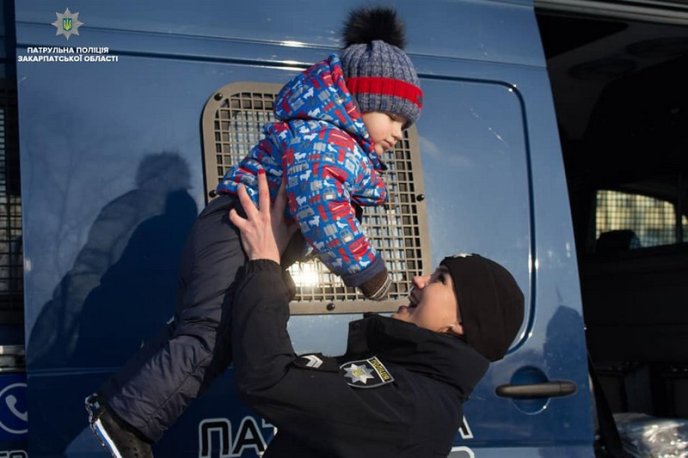 Як діти закарпатським патрульним колядували – 03