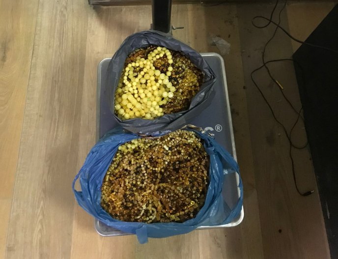 Чоловік намагався нелегально перевезти через держкордон кілограми бурштину – 01