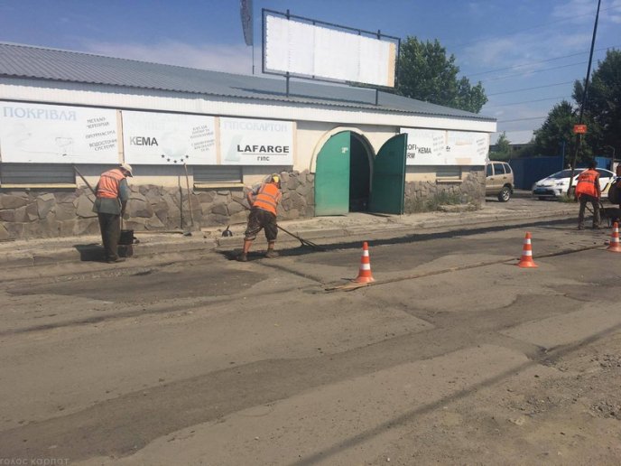 Через ремонт дороги біля ринку Краснодонців в Ужгороді утворилися величезні затори – 01