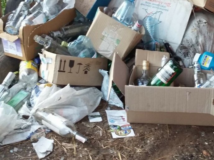 Подвір’я однієї з лікарень області потопає у смітті – 04