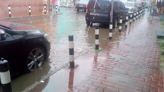 Після зливи одна з центральних вулиць Мукачева перетворилася на озеро – 04