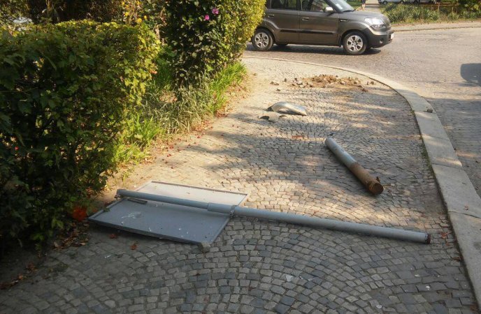 В Ужгороді п’яний водій іномарки зніс металевий стовп – 01