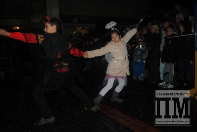 У Мукачеві святковими вогнями запалили головну новорічну красуню міста (ФОТОРЕПОРТАЖ) – 10 У Мукачеві святковими вогнями запалили головну новорічну красуню міста (ФОТОРЕПОРТАЖ) – 10