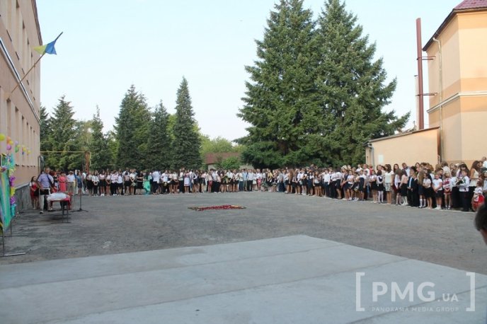 НВК "Гармонія" урочисто відзначила свято Першого вересня лінійкою у вишиванках – 08
