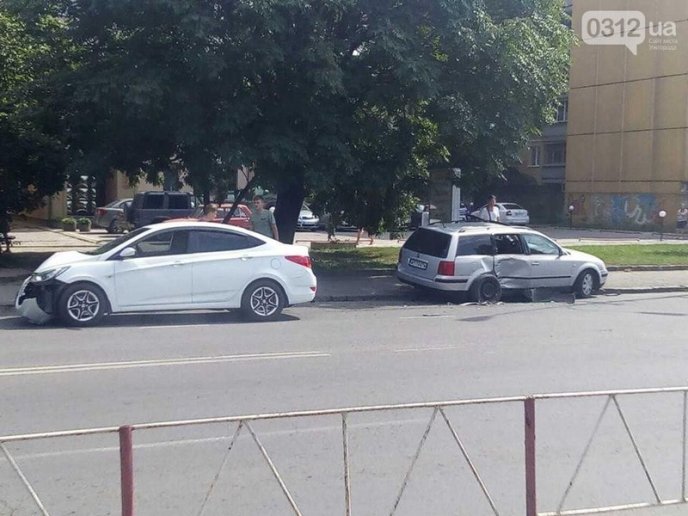 Після зіткнення з "Фольксвагеном", "Хюндай" ледь не влетів у натовп на зупинці – 02