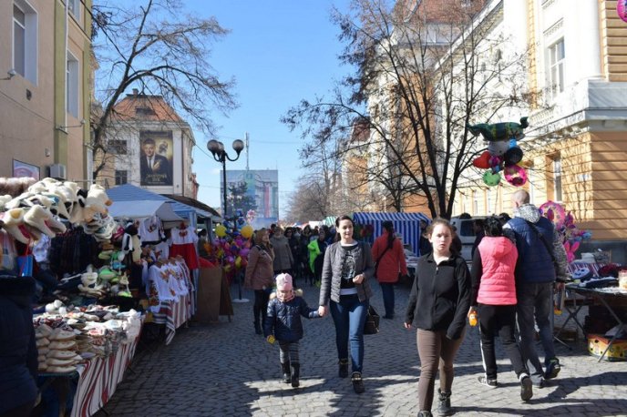 Багато м’яса, бограч, сири та мед: Берегово поринуло у винний фестиваль – 08