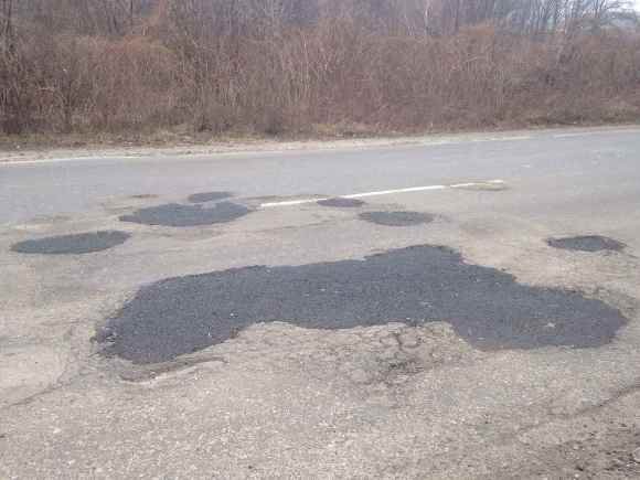 Виноградівець змусив працівників "Автодору" залатати яму, у якій він пошкодив колесо – 04