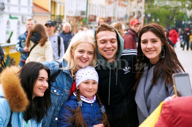 Ужгородом прогулялись актори серіалу "Школа" – 10