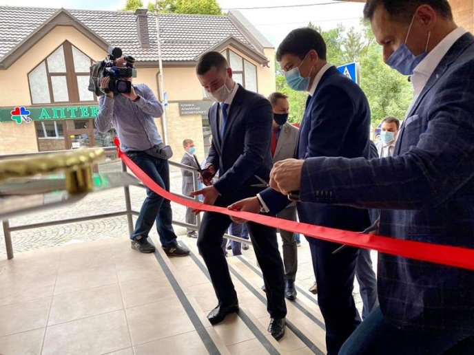 Голова ВР України перерізав стрічку: у Мукачеві відкрили оновлену поліклініку – 01