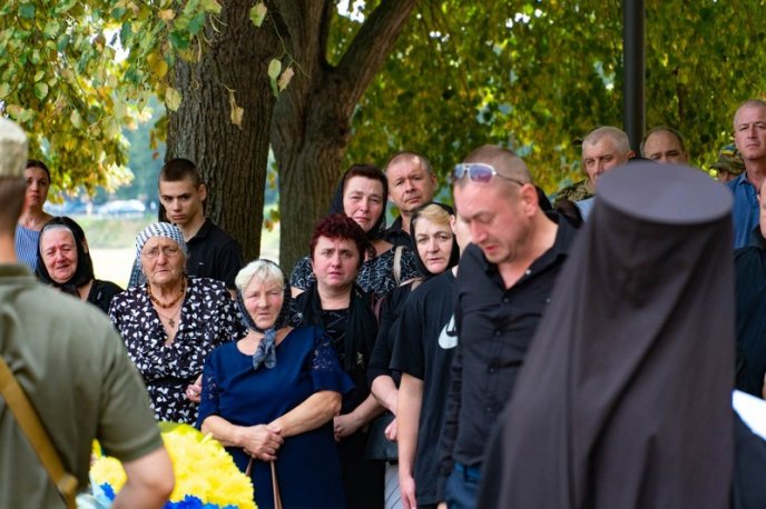 На Закарпатті поховали чоловіка, який добровольцем пішов на війну – 04 На Закарпатті поховали чоловіка, який добровольцем пішов на війну – 04