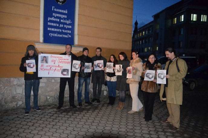 Журналісти Мукачева провели акцію на підтримку побитої журналістки Тетяни Чорновол (ФОТО,ВІДЕО) – 01