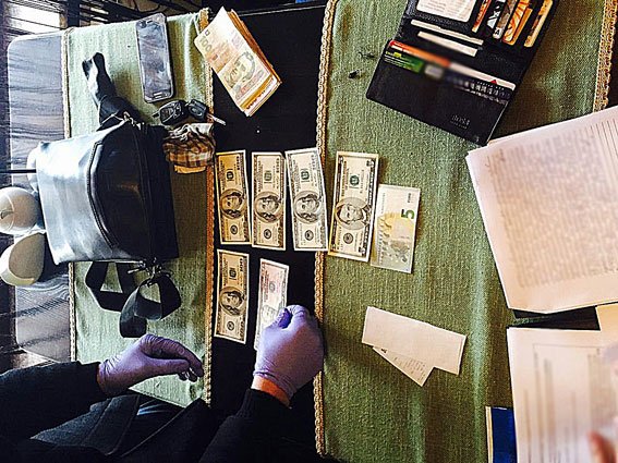 У Мукачеві за отримання хабара затримали лікаря-хірурга – 03