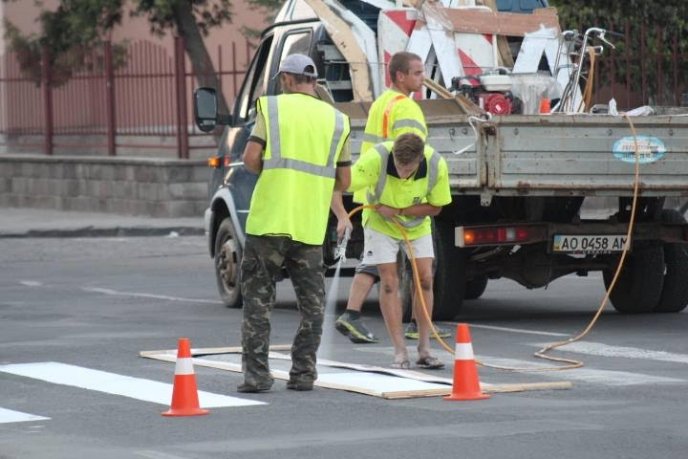 У Мукачеві оновлюють дорожню розмітку вулиць – 03