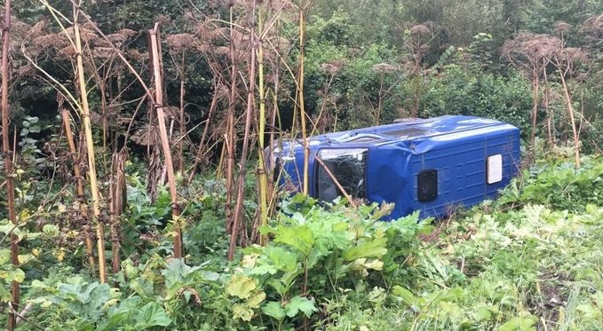 Моторошна ДТП: мікроавтобус виїхав на зустрічну смугу, де рухався евакуатор – 03