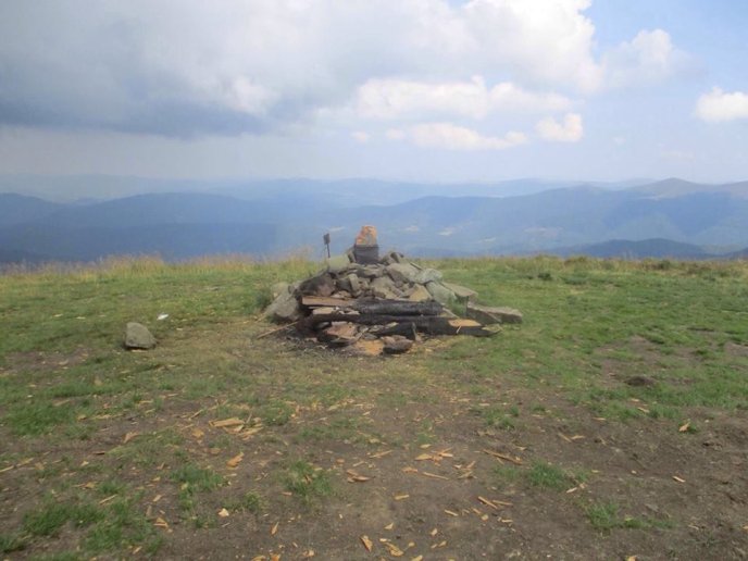 Перечинські правоохоронці розшукали осіб, котрі пошкодили хрест на Полонині Руна – 03