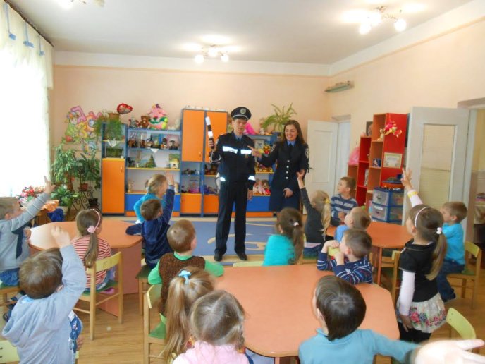 Правоохоронці Мукачева вчили дошкільнят правилам дорожнього руху – 01