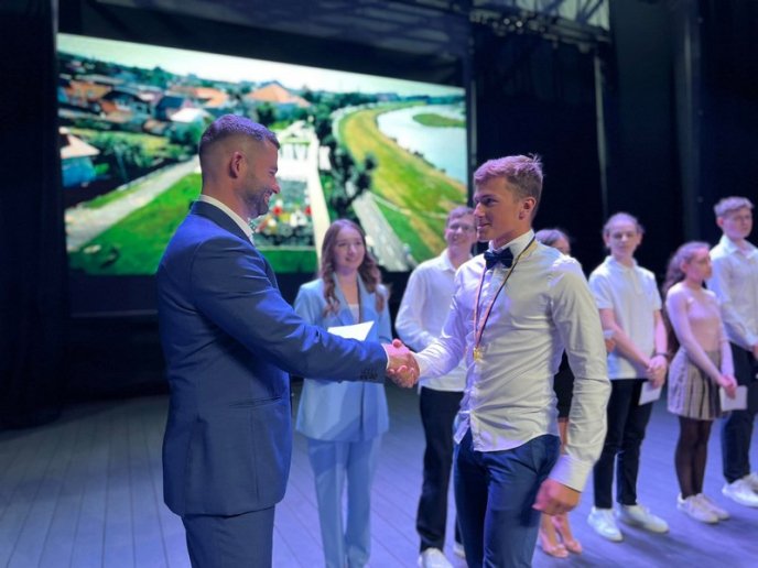 У Мукачеві нагородили випускників одинадцятих класів – 02