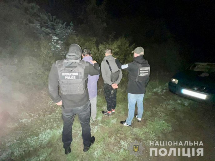 Житель Закарпаття за 5 тисяч доларів переправляв чоловіків за кордон – 02