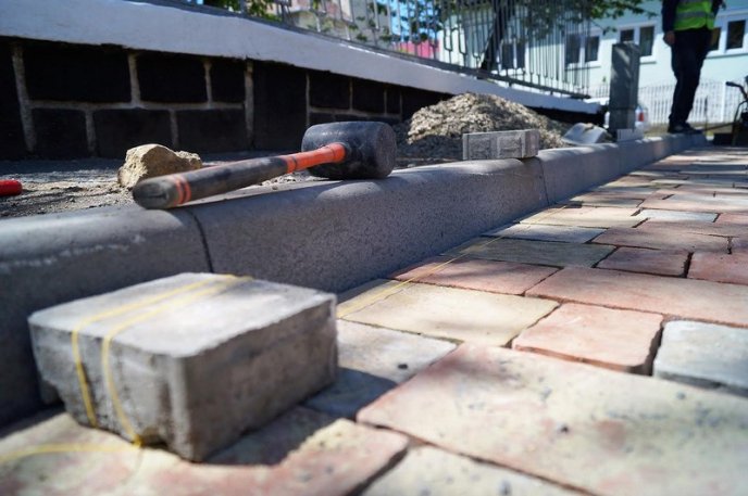 У Мукачеві облаштовують нові тротуари – 07