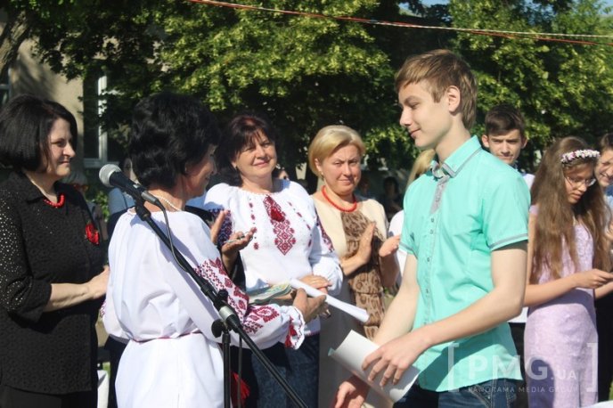 У Мукачівській ЗОШ №11 урочисто відзначили свято останнього дзвоника – 25 У Мукачівській ЗОШ №11 урочисто відзначили свято останнього дзвоника – 25