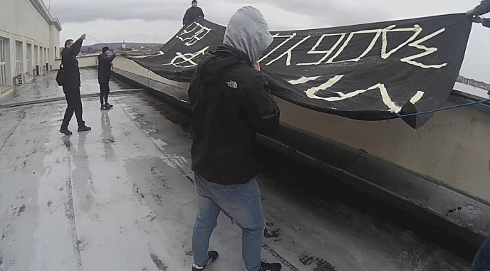 Активісти "Карпатської Січі" вивісили на даху Закарпатської ОДА величезний банер – 05 Активісти "Карпатської Січі" вивісили на даху Закарпатської ОДА величезний банер – 05