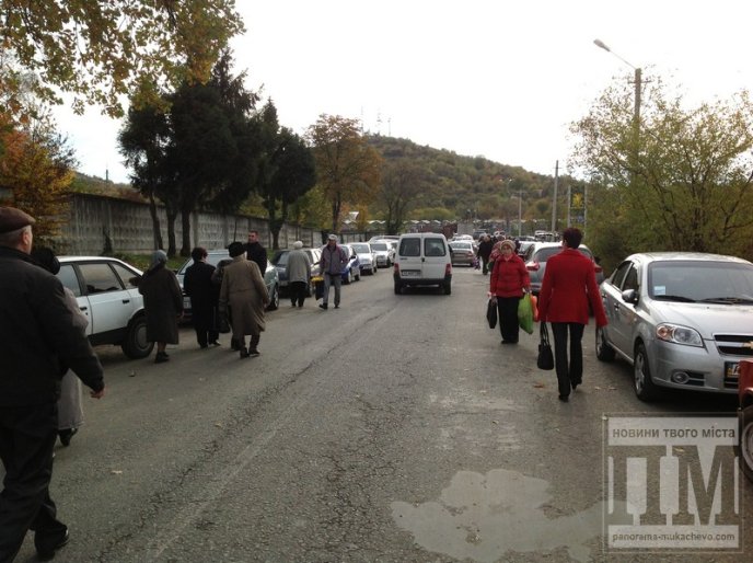 Мукачівці масово йдуть на могили рідних і близьких (ФОТО) – 07