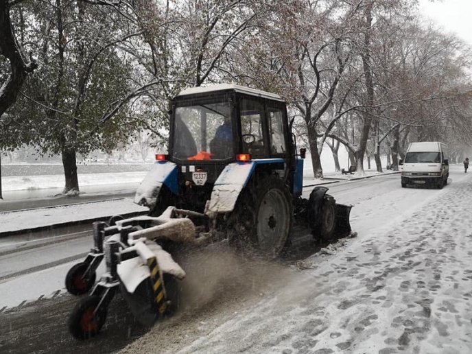 В Ужгороді зранку працює снігоприбиральна техніка – 04 В Ужгороді зранку працює снігоприбиральна техніка – 04