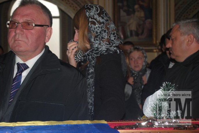 Сотні заплаканих очей провели в останню дорогу загиблого у зоні АТО мукачівця (ФОТОРЕПОРТАЖ) – 17