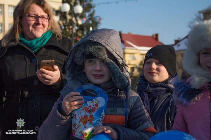 Як діти закарпатським патрульним колядували – 07