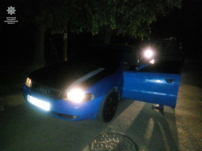 Вночі у Мукачеві патрульні знайшли наркотичні речовини у двох чоловіків – 06