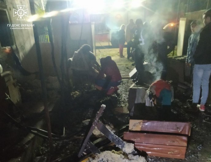 В одному з сіл Великолучківської ТГ спалахнула пожежа. Постраждала жінка – 01