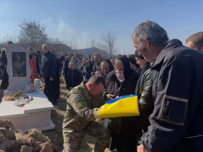Люди стояли на колінах: на Закарпатті поховали загиблого Героя – 04