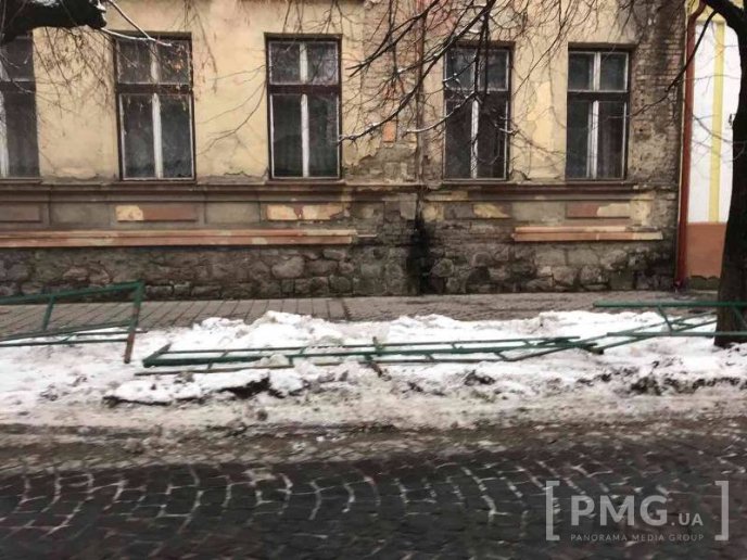 У Мукачеві по вулиці Духновича комунальники зрізають огорожу. Навіщо – поки невідомо – 03