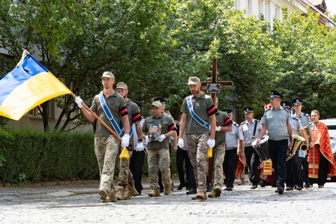 В Ужгороді попрощались із Героєм, який загинув взимку цього року – 06 В Ужгороді попрощались із Героєм, який загинув взимку цього року – 06