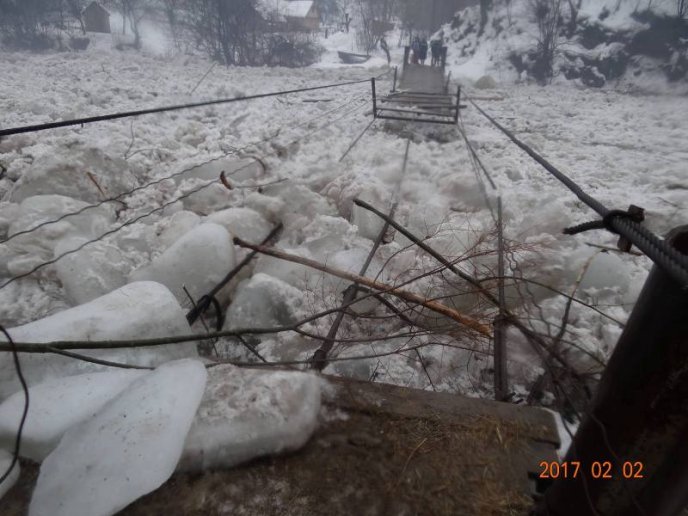 Нищівна негода: величезні брили льоду ламають на своєму шляху огорожі та містки – 04