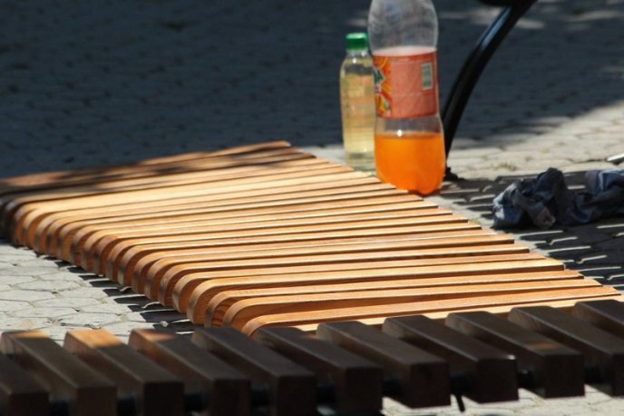 У центрі Мукачева оновлюють лавиці – 04