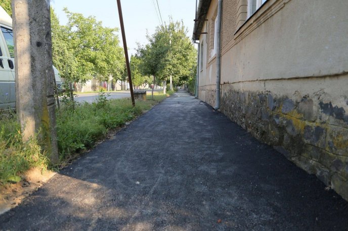 Як у Мукачеві ремонтують тротуари – 01