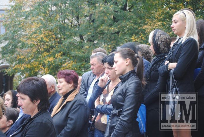 Сум, плач та сльози: Мукачево попрощалось з героєм-земляком (ФОТОРЕПОРТАЖ) – 13
