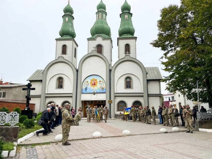 У Мукачеві поховали воїна, який загинув на війні – 03