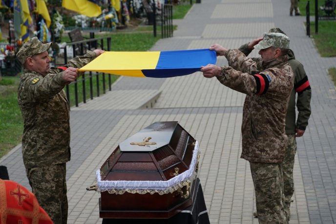 У чоловіка залишилися дружина і троє синів: в обласному центрі поховали захисника – 06