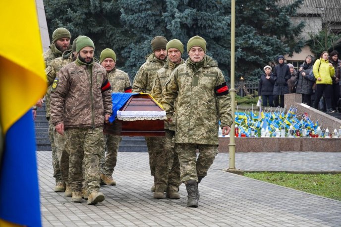 В Ужгороді поховали воїна, якого 15 місяців вважали зниклим безвісти – 06